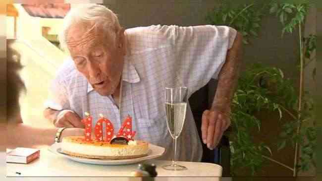 عالم أسترالي احتفل بعيد ميلاه 104 : "آسف لأنني عمرت"