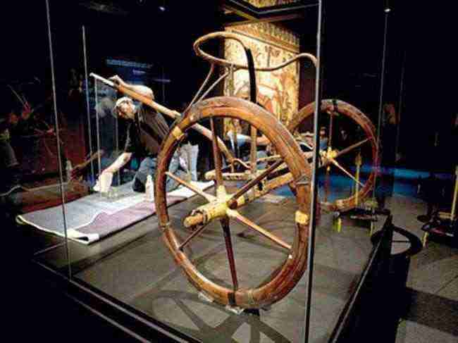 نقل آخر عجلة حربية للملك توت عنخ آمون إلى المتحف المصري الكبير