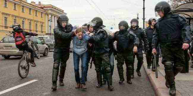 احتجاجات في روسيا ضد بوتين والشرطة تعتقل أكثر من ألف محتج