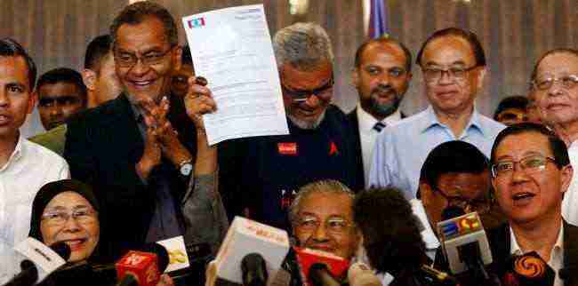 الزعيم الماليزي مهاتير محمد يعود للحكم من بوابة المعارضة