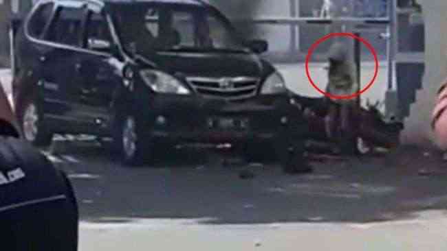 شاهد بالفيديو .. نجاة طفلة انتحارية من تفجير داعشي بأندونيسيا