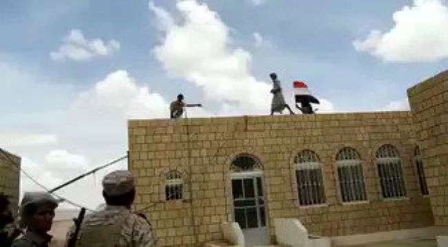 شاهد بالفيديو .. قوات الشرعية ترفع العلم اليمني فوق مقر حكومي هام في صعدة