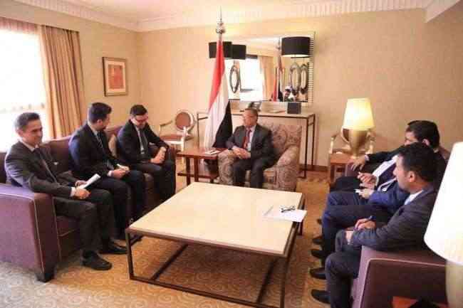 رئيس الوزراء يناقش مع السفير التركي امكانية استقبال دفع جديدة من جرحى الحرب للعلاج