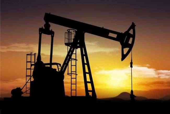 النفط يهبط مع نمو الإنتاج الأمريكي ودراسة أوبك لزيادة الإمدادات