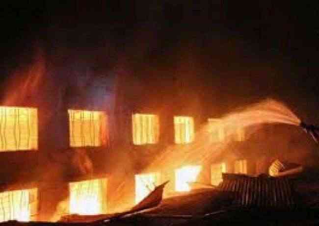 حريق هائل يلتهم محطة وقود ومركز تجاري وسط العاصمة صنعاء