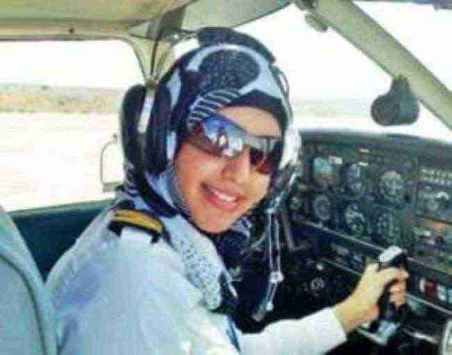 شاهد .. أول فتاة يمنية وأصغر كابتن طيار في العالم