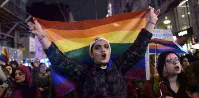 اسطنبول .. المثليون ينظمون تجمعًا صغيرًا بعد حظر المسيرة السنوية