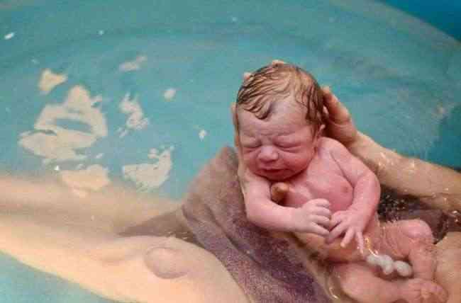 دراسة: الولادة في الماء تبدو آمنة على الأم والمولود