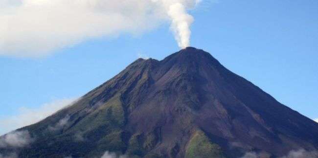 شاهد بالفيديو.. منظر هائل لبركان يقذف حممًا زرقاء في إندونيسيا