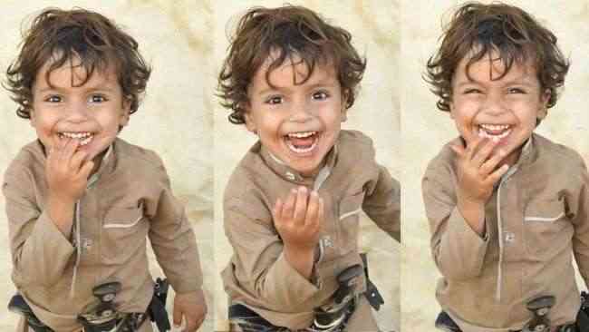 شاهد .. طفل يمني يغزو مواقع التواصل بابتسامته الساحرة .. ملتقط الصورة يحكي التفاصيل