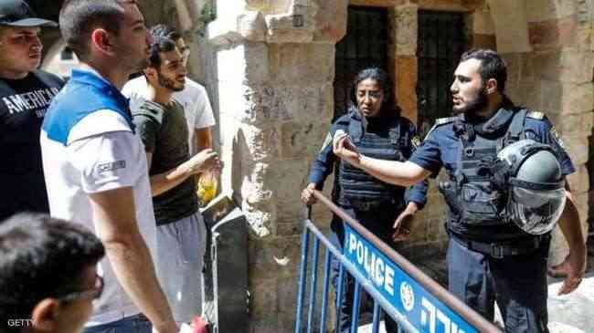 الشرطة الإسرائيلية تغلق أبواب الأقصى وتطرد المصلين