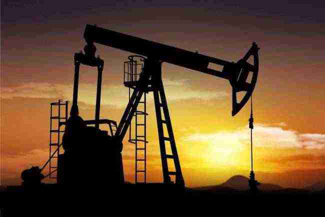 النفط يتراجع بفعل انخفاض واردات الصين لكن عقوبات إيران تدعم السوق