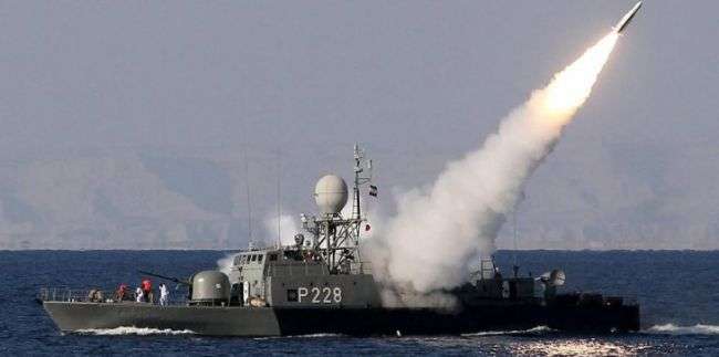 إيران تختبر صاروخًا مضادًا للسفن في مضيق هرمز