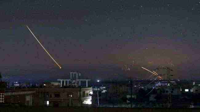 وسائل اعلام : الدفاعات الجوية السورية تتصدى " لهدف معاد" قرب دمشق