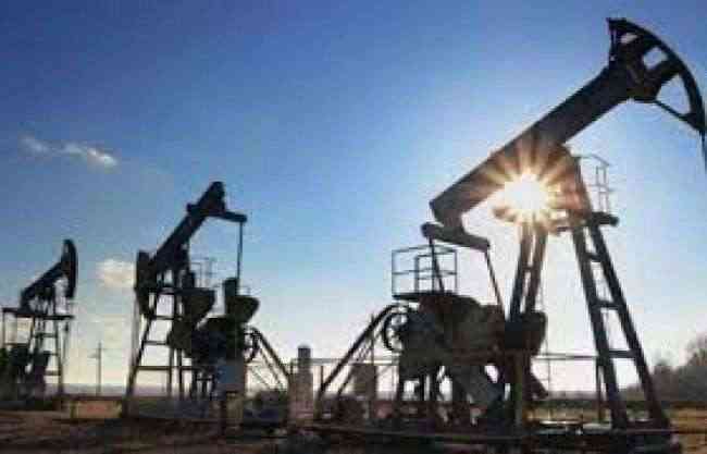 النفط ينخفض بفعل زيادة المخزونات الأمريكية