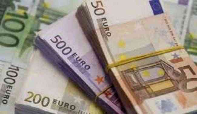 اليورو يصعد من أدنى مستوى في 13 شهرا والدولار يتراجع