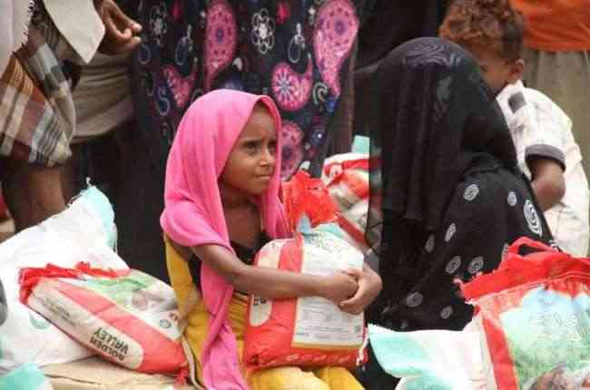 الهلال الأحمر الإماراتي يواصل توزيع السلال الغذائية على أهالي الدريهمي بالحديدة