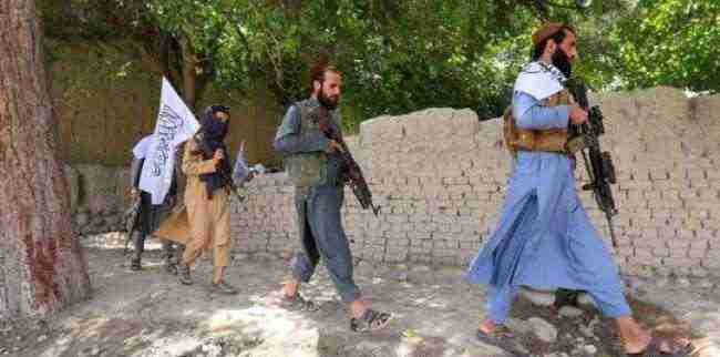 مسلحو “طالبان” يخطفون عشرات المسافرين من حافلات في أفغانستان