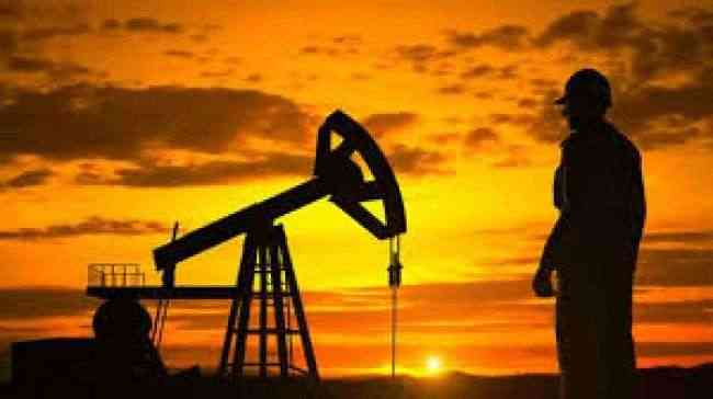 النفط مستقر مع هبوط مخزونات الخام الأمريكية وسط توترات تجارية