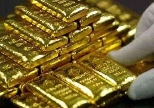 الذهب يرتفع مع تراجع الدولار بفعل بيانات أمريكية هزيلة ومباحثات تجارية