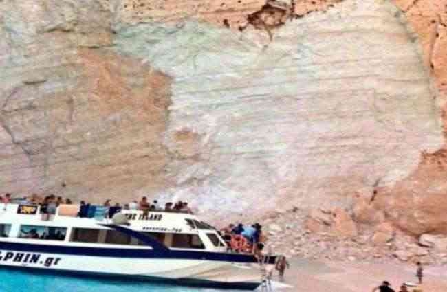 شاهد.. لحظة انهيار جزء من جبل صخري على السياح باليونان