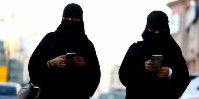 شاهد بالفيديو والصور .. فتاة سعودية تثير جدلًا واسعًا بخلعها النقاب وحلق شعرها