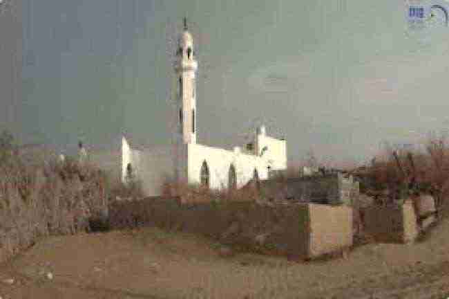 شاهد بالفيديو.. الحوثيون يحولون مسجدا في الدريهمي إلى ثكنة عسكرية ويطردون السكان