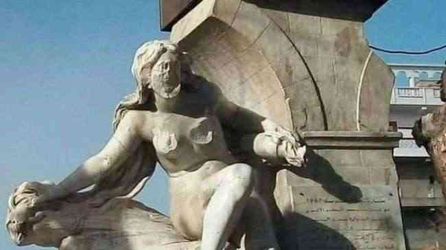 شاهد .. تمثال المرأة العارية بالجزائر يتعرض للتحطيم مجدداً