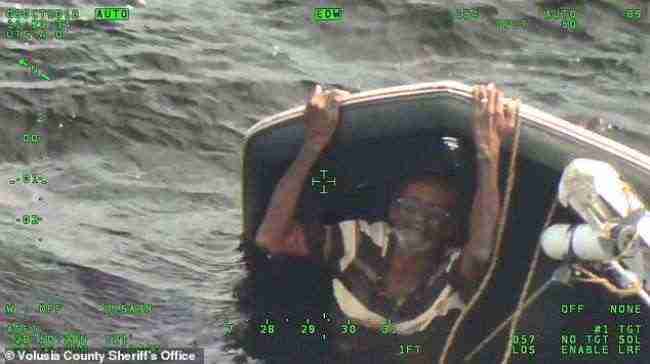 شاهد بالفيديو والصور .. رجل نجا بأعجوبة من الغرق بعد تمسكه بقاربه المقلوب ليلة كاملة