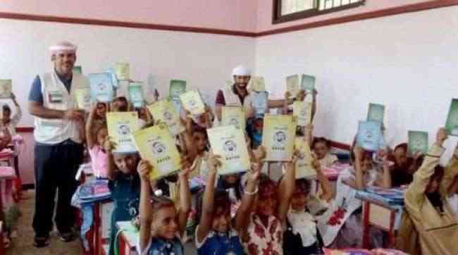 هلال الإمارات يدشن توزيع الحقائب المدرسية على طلاب مدارس الساحل الغربي