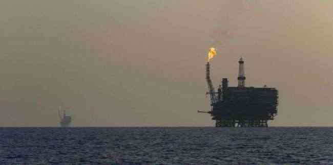 النفط يرتفع وسط توترات السعودية لكن آفاق الطلب تكبح المكاسب
