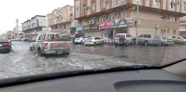 شاهد بالفيديو.. أمطار غزيرة تغرق أجزاء من الدمام في السعودية