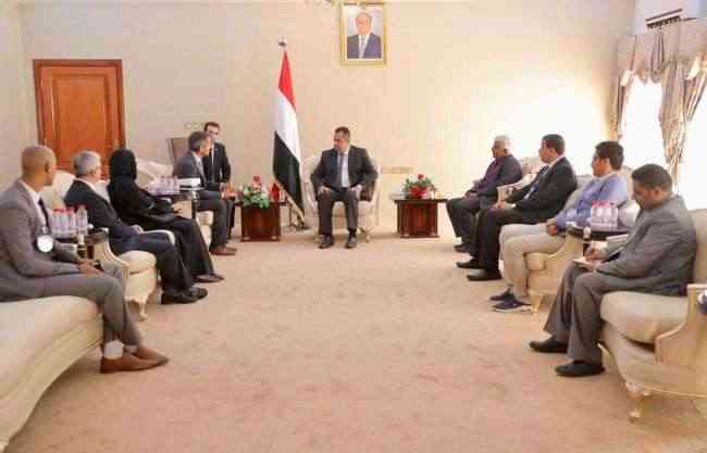 رئيس الوزراء يؤكد دعم الحكومة لكل مهام الصليب الأحمر في اليمن