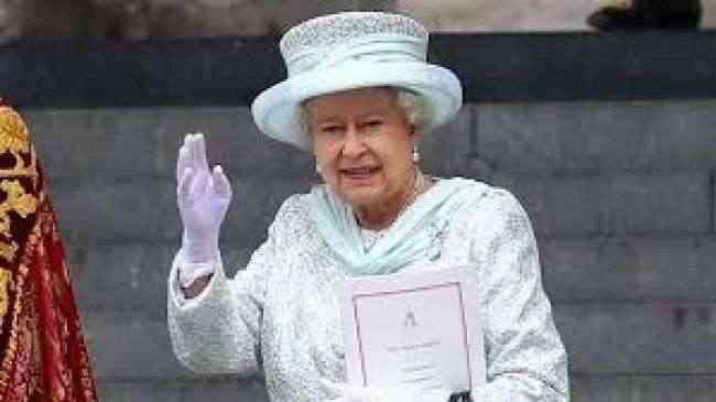 الملكة إليزابيث تقود العائلة المالكة في حفل إحياء ذكرى ضحايا الحروب