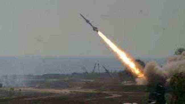 الحوثيون يطلقون صاروخ باليستي باتجاه ميناء الحديدة