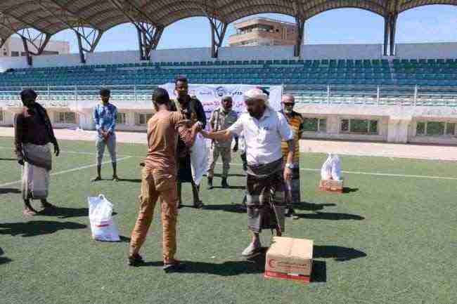 عدن: محلية الشيخ عثمان تدشن توزيع 1500 سلة غدائية مقدمة من الهلال الأحمر الإماراتي