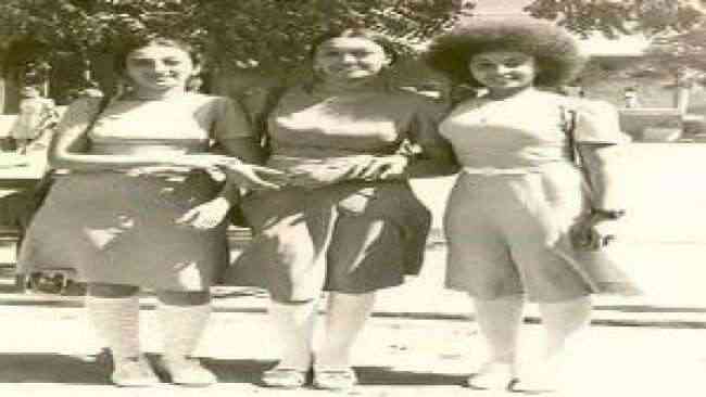 شاهد .. صورة نادرة من الخمسينيات لطالبات في جامعة عدن