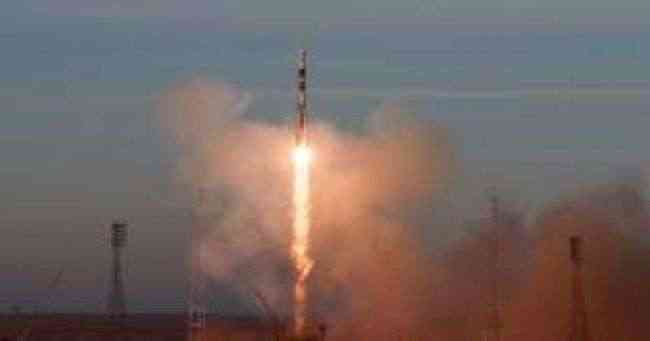 روسيا تطلق صاروخ سويوز في رحلة مأهولة إلى محطة الفضاء الدولية