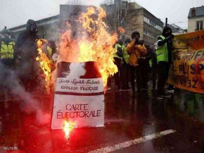 حروب الشوارع تتجدد في أنحاء فرنسا .. ونساء عاريات يواجهن قوات الأمن