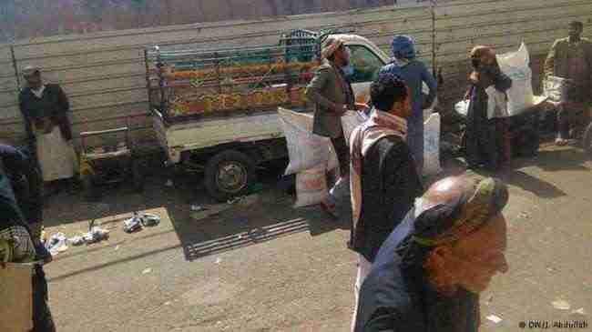 شاهد .. الحوثيون يبيعون المساعدات الانسانية في أسواق صنعاء