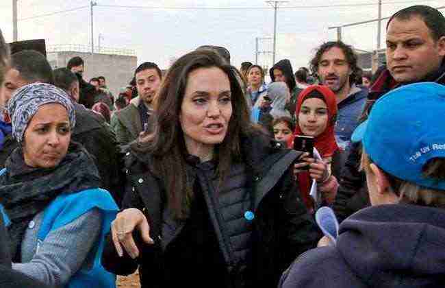 أنجلينا جولي تزور أكبر تجمع للاجئين في العالم