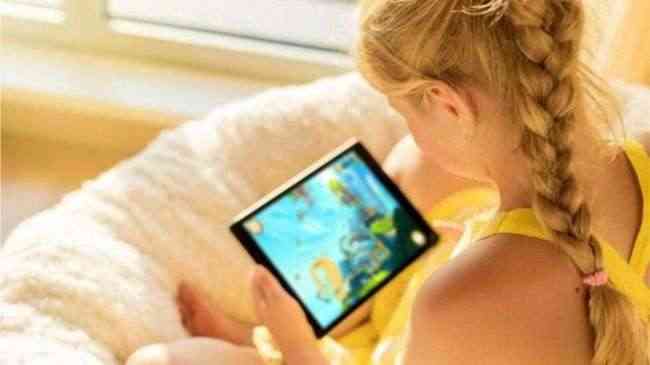 منع الأطفال من استخدام الأجهزة الذكية وقت العشاء ووقت النوم قد يجنبهم أضرارها