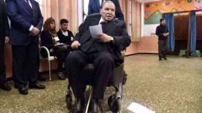 الحزب الحاكم في الجزائر يرشح قعيد على كرسي متحرك لرئاسة البلاد