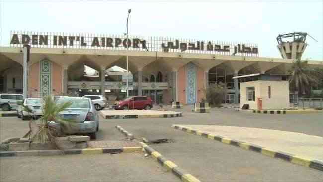 لهذا السبب! .. أمن مطار عدن يوقف أحد المسافرين .. صورة