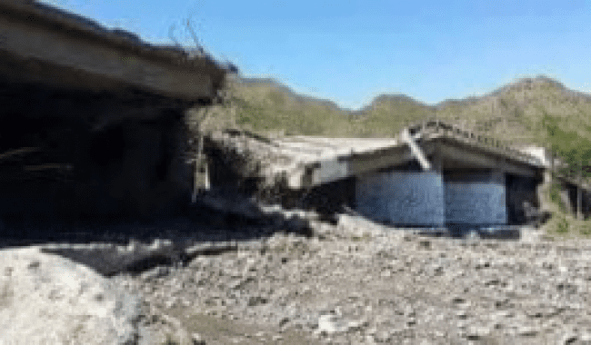 الحوثيون يفجّرون جسور الطرقات وعبارات المياة في الحشاء بالضالع
