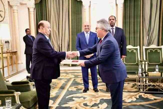 الرئيس هادي يتسلم أوراق اعتماد سفراء عدد من الدول الشقيقة والصديقة