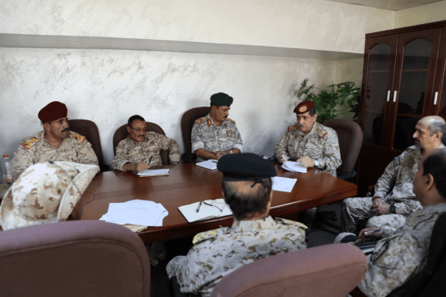 رئيس الأركان يناقش مع قادة المنطقة الرابعة الجاهزية القتالية المطلوبة لاستكمال التحرير