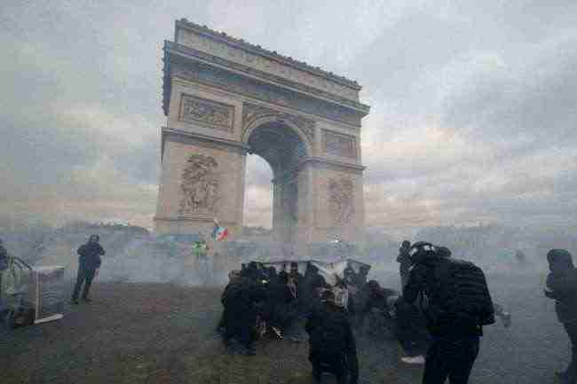 شرطة باريس تشتبك مع السترات الصفرفي احتجاجات الأسبوع الثامن عشر