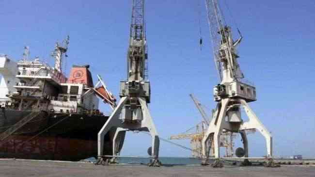الحوثيون يمنعون سفن تحمل مواد غذائية من دخول الحديدة