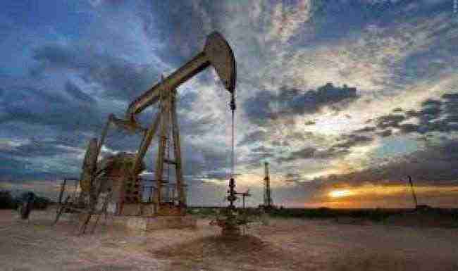 أسعار النفط تتراجع لكن خفض الإمدادات يحد من الخسائر